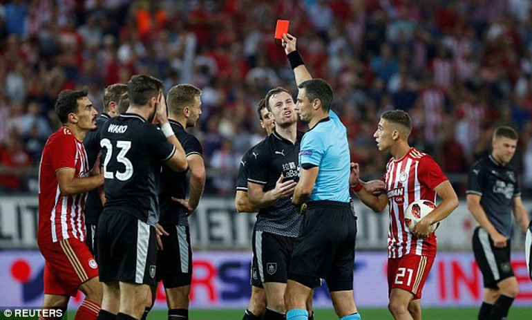 Οι παίκτες της Μπέρνλι διαμαρτύρονται έντονα στον διαιτητή για την αποβολή εις βάρος της ομάδας τους