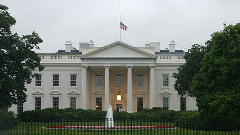 Μεσίστια η αμερικανική σημαία στον Λευκό Οίκο προς τιμήν του Μακέιν