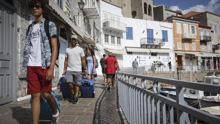 Οι τουρίστες εγκαταλείπουν την Ύδρα