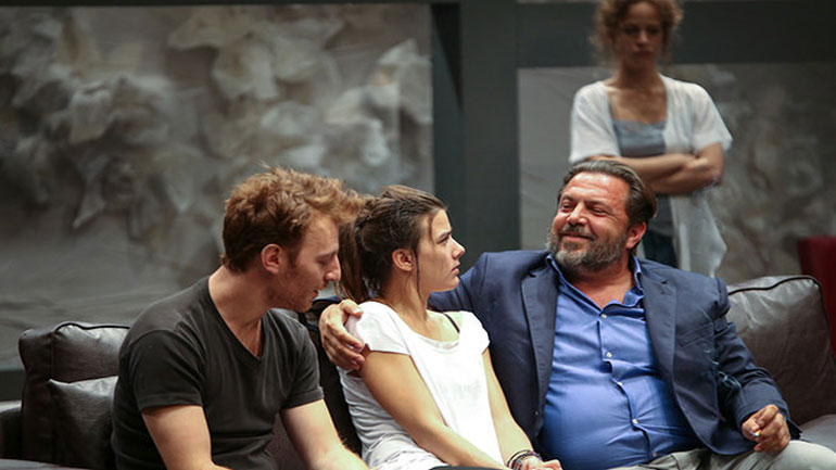 «Στέλλα κοιμήσου» του Γιάννη Οικονομίδη επιστρέφει για 3η χρονιά