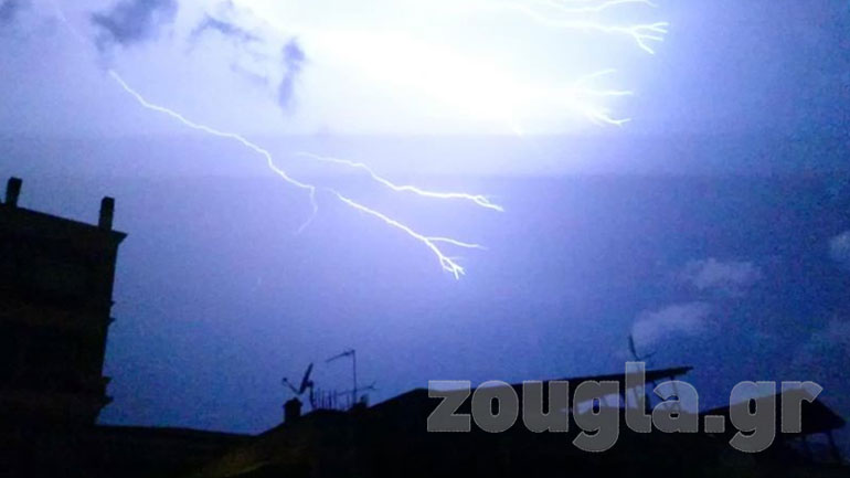 Στη Λάρισα αντί για πανσέληνο είδαν… αστραπές