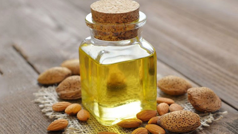 Αμυγδαλέλαιο: 3 πολύτιμες χρήσεις του για το μακιγιάζ, τα μαλλιά και τα νύχια σου