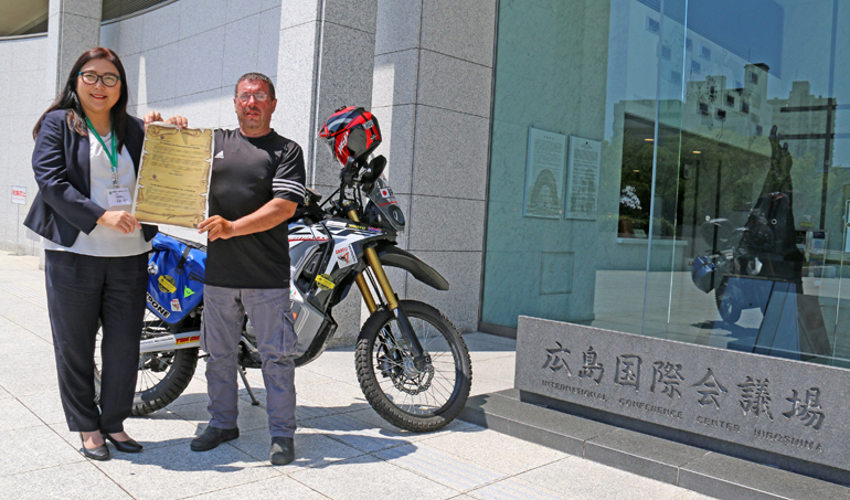 Η παράδοση του μηνύματος Ειρήνης και Φιλίας στην εκπρόσωπο των Δημοτικών Αρχών της Χιροσίμα