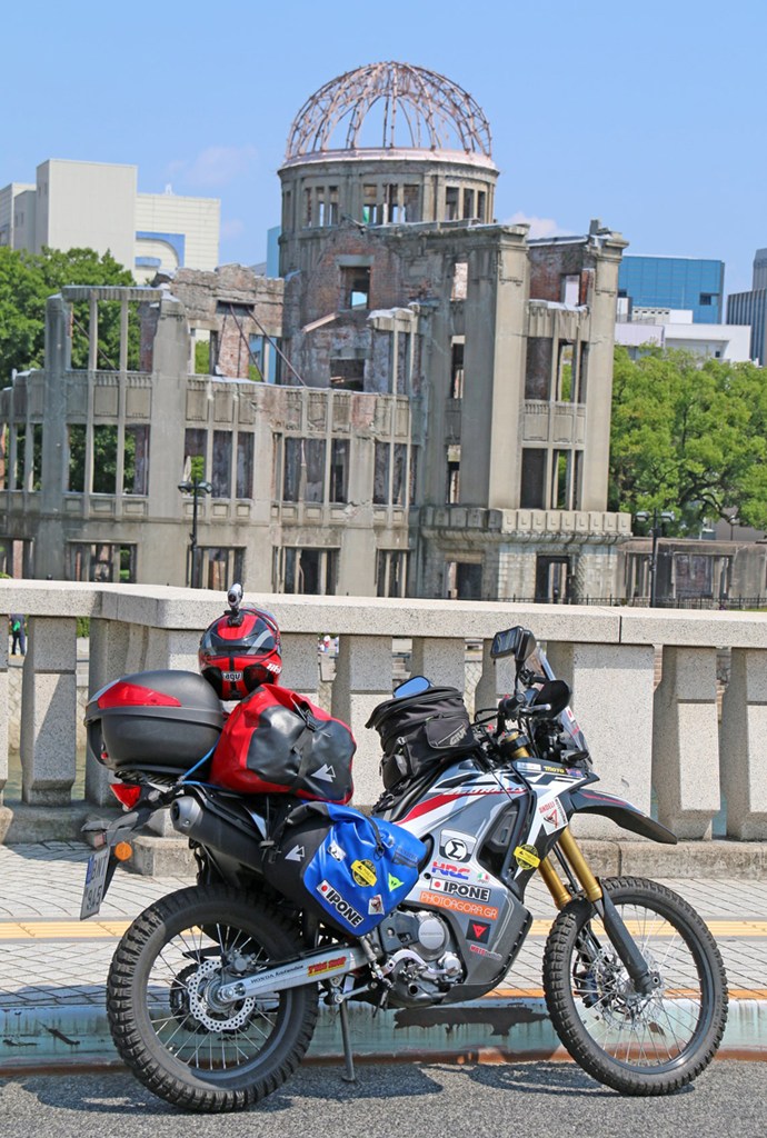 Μπροστά στο κτίριο «Θόλος της ατομικής βόμβας», ένα από τα ελάχιστα κτίσματα της πόλης που έμειναν όρθια