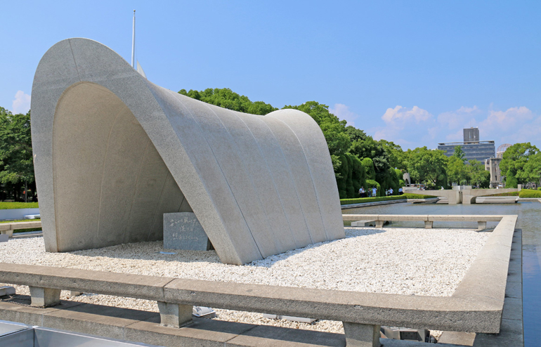 Το «Κενοτάφιο της Μνήμης» βρίσκεται στο “Πάρκο Ειρήνης” και θυμίζει στον επισκέπτη τα χιλιάδες αθώα θύματα του ατομικού ολέθρου