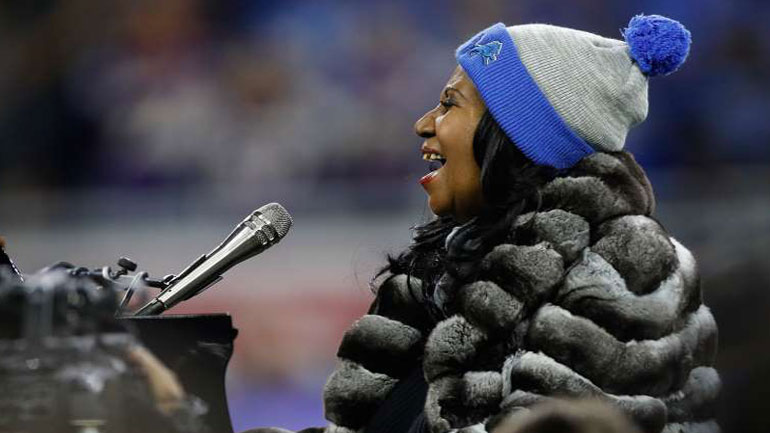 Τα γούνινα παλτό της Αρίθα Φράνκλιν θέλει η PETA