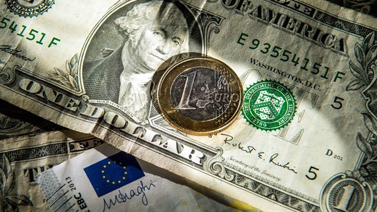 Υποχωρεί το ευρώ έναντι του δολαρίου
