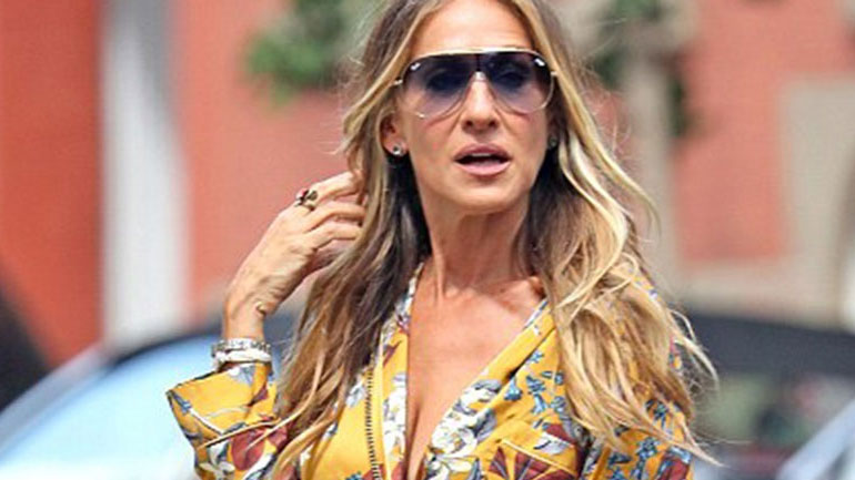 Φλοράλ με ρίγες: Ο νέος hot συνδυασμός που προτείνει η Sarah Jessica Parker