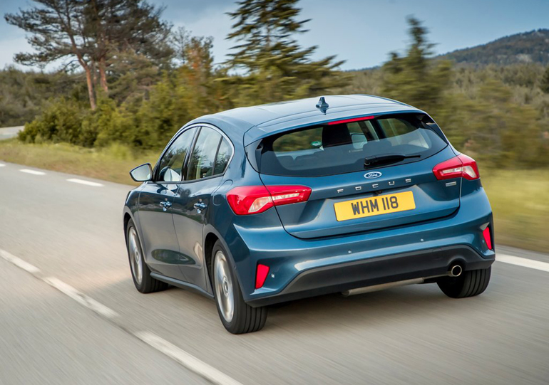 Αλλαγές στην σχεδίαση ενώ διακρόινεται έντονα το όνομα του μοντέλου στην πόρτα του χώρου αποσκευών