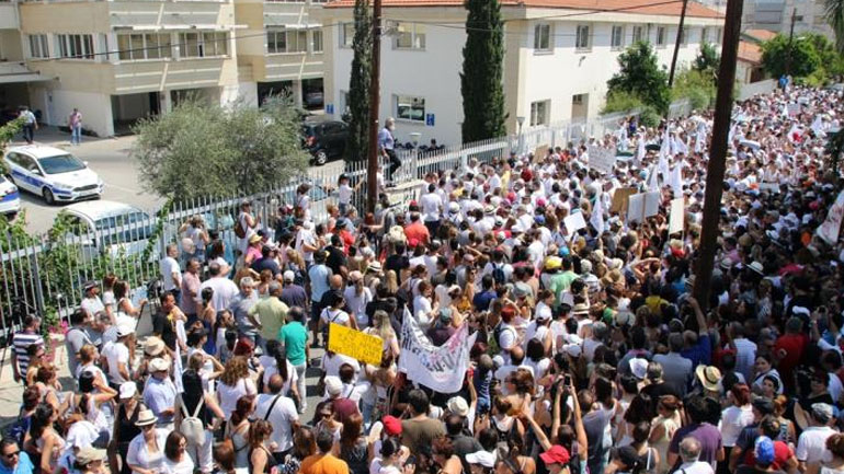 Κύπρος: Συγκέντρωση διαμαρτυρίας εκπαιδευτικών έξω από το προεδρικό μέγαρο