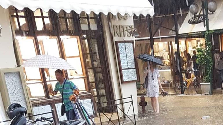 Χανιά: Προβλήματα από τη νεροποντή σε πολλά σημεία της πόλης