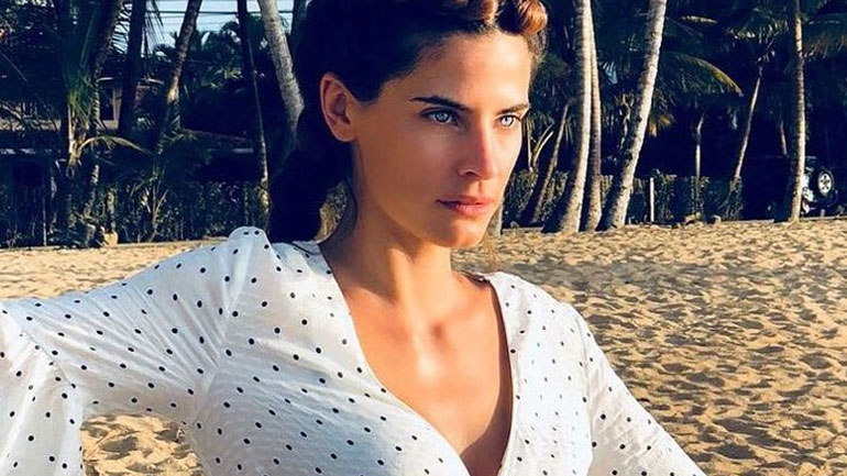 Η Χριστίνα Μπόμπα ποζάρει με νυφικό στο ατελιέ της Celia Kritharioti λίγο πριν τον γάμο της