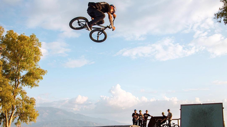 Εντυπωσιακά BMX tricks από τον Πάνο Μανάρα στη Ναύπακτο