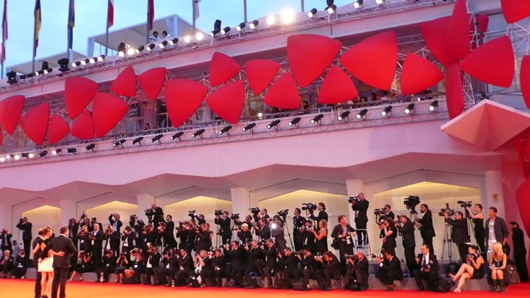 Αυλαία στο Φεστιβάλ της Βενετίας – Παγκόσμια πρεμιέρα για το «The Favourite» του Λάνθιμου