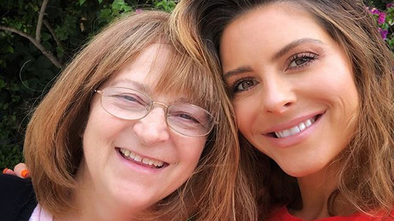 Η Μαρία Μενούνος περιγράφει όσα βιώνει με τη μητέρα της, η οποία αντιμετωπίζει τον καρκίνο