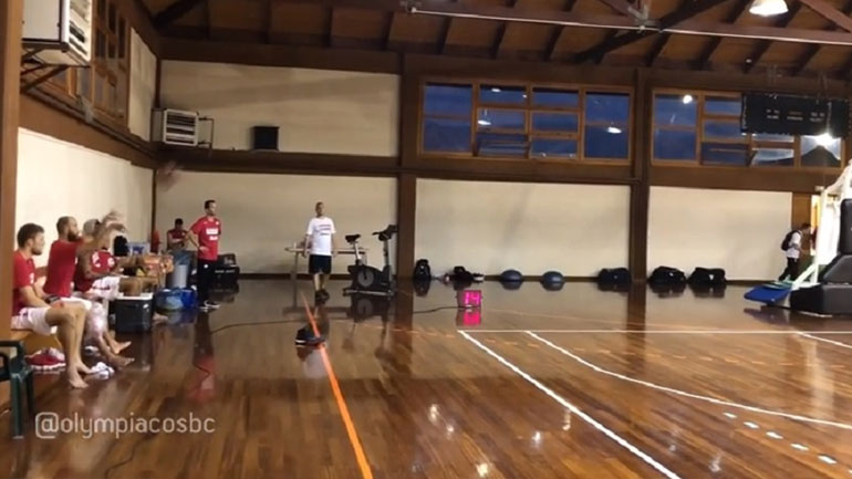 Τα βάζει και… καθιστός από τον πάγκο ο Σπανούλης