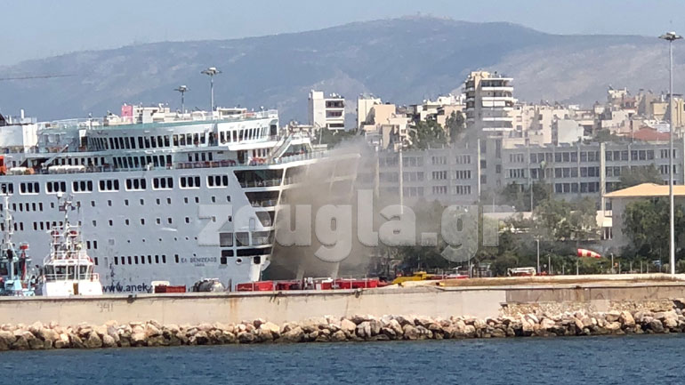 Σε εξέλιξη η πυρκαγιά στο γκαράζ του πλοίου «Ελ. Βενιζέλος» – Αναζωπύρωση εστίας