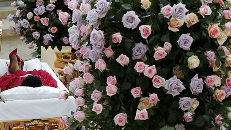 Σε λαϊκό προσκύνημα η σορός της Aretha Franklin – Ντυμένη στα κόκκινα και σε χρυσό φέρετρο η βασίλισσα της Soul