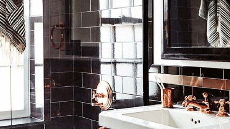 Εσύ θα έβαζες μαύρα πλακάκια στο μπάνιο;
