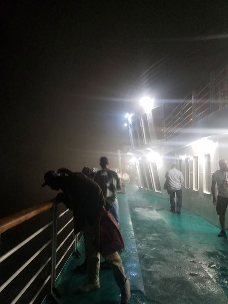 Επιβάτες στο κατάστρωμα του πλοίου