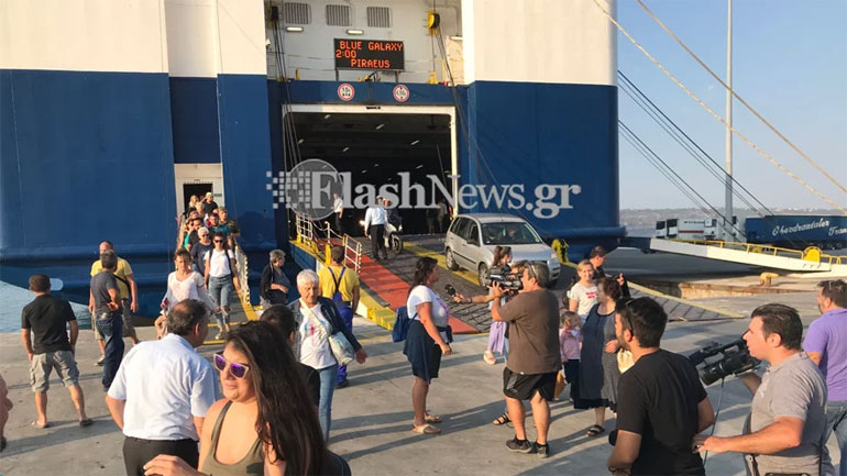 Eπιβάτες του «Ελευθέριος Βενιζέλος» έφτασαν με το «Blue Galaxy» στο λιμάνι της Σούδας