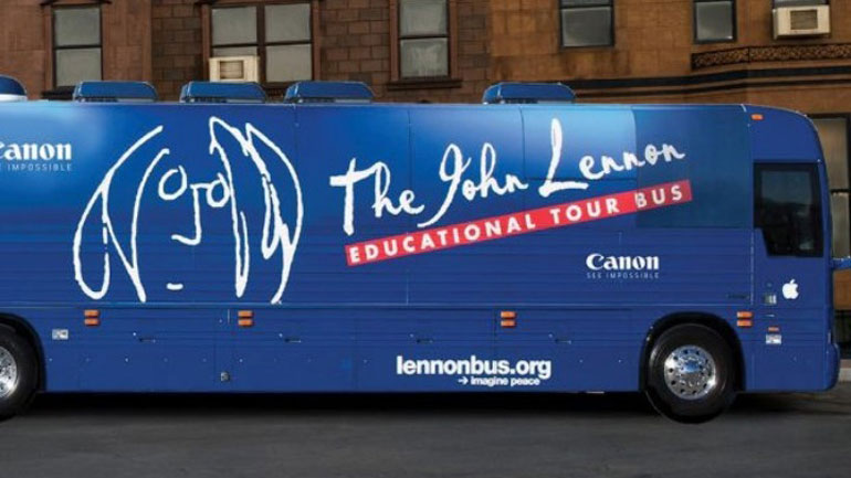 Γιόκο Όνο, Ρίνγκο Σταρ και Τζεφ Μπρίτζες μαζί με το «Λεωφορείο Τζον Λένον»
