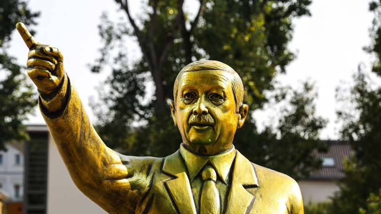 Στα αζήτητα το χρυσό άγαλμα του Ερντογάν