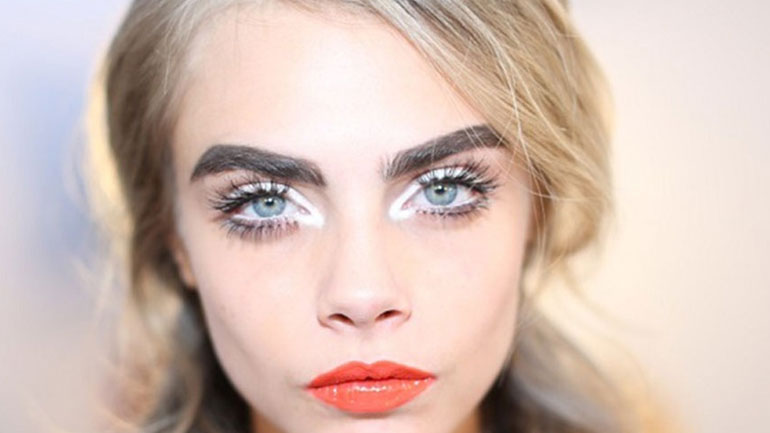 Το απόλυτο trick στην εφαρμογή της μάσκαρας για βλεφαρίδες με όγκο