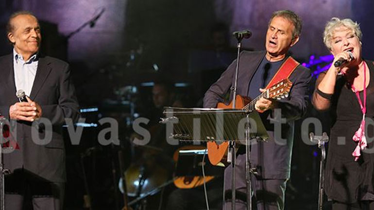 Σύσσωμος ο πολιτικός και ο καλλιτεχνικός κόσμος στη συναυλία αφιέρωμα στον Μάνο Ελευθερίου στο Ηρώδειο!