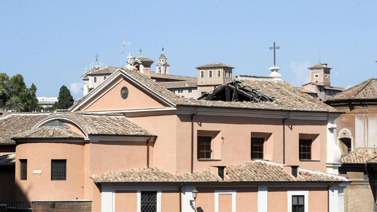 Ιταλία: Κατέρρευσε οροφή μίας ιστορικής εκκλησίας στο κέντρο της Ρώμης