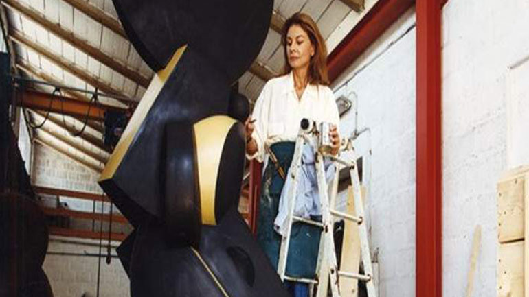 Ασπρόμαυρα γλυπτά στον κήπο του Κέντρου Πολιτισμού Ιδρυμα Νιάρχος