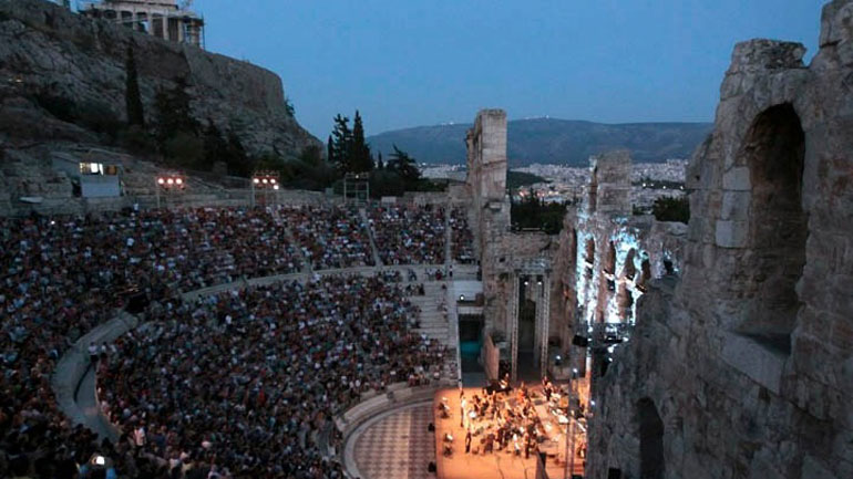 Σε συγκινητική ατμόσφαιρα η συναυλία-αφιέρωμα στον Μάνο Ελευθερίου