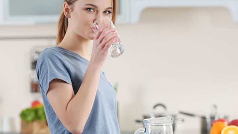 Πίνετε νερό όταν τρώτε; Δείτε πώς επηρεάζεται το σάκχαρο