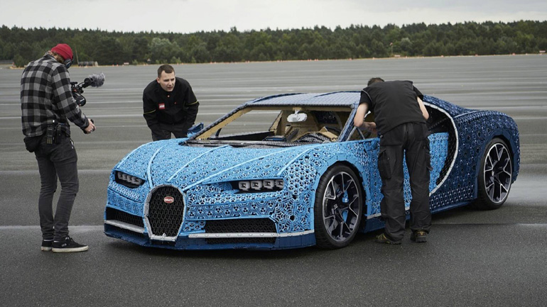 Bugatti από τουβλάκια Lego κινείται στον δρόμο