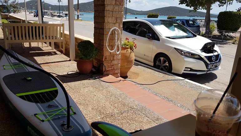 Το Nissan Leaf φορτίζει από μία απλή πρίζα, ενώ την ίδια ώρα φουσκώνουμε τα SUP και πίνουμε το καφεδάκι μας...
