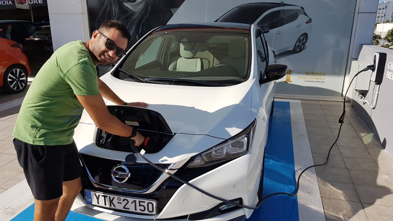 To ηλεκτρικό Nissan Leaf φορτίζει από αυτό εδώ το σημείο