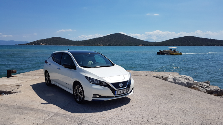 Το Nissan Leaf με φόντο το Αταλαντονήσι