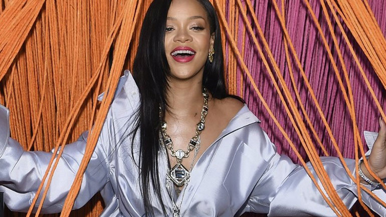 H Rihanna κυκλοφορεί ένα νέο highlighter για καλό σκοπό!