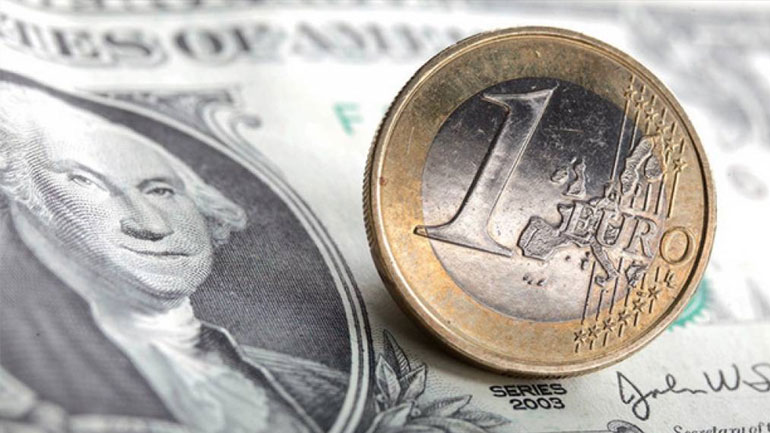 Υποχωρεί το ευρώ