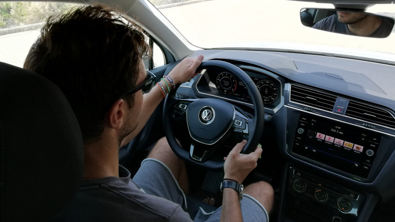 Ψηφιακές οθόνες, σωστή θέση οδήγησης και φουλ στα συστήματα