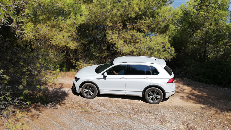 Το Tiguan κινείται σε υψηλούς ρυθμούς, στρίβει απροβλημάτιστα και δεν κουράζει τους επιβάτες