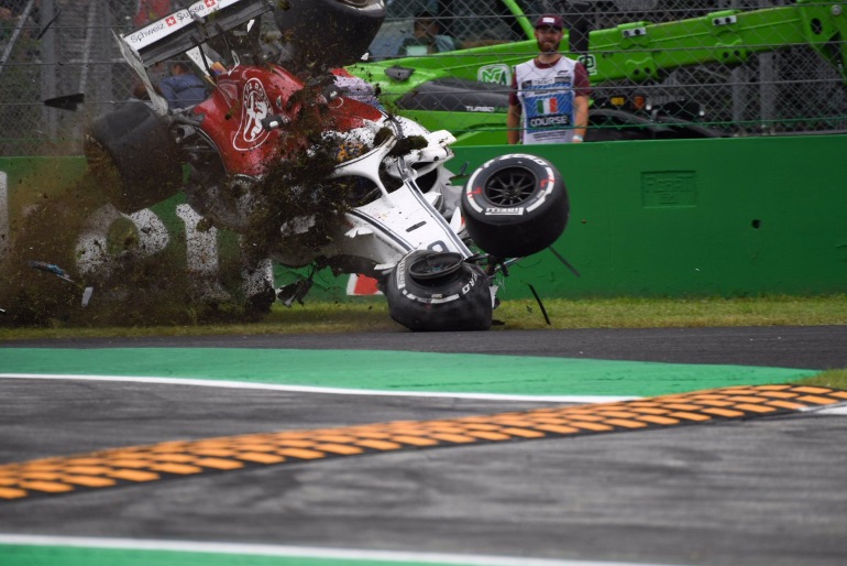 Και σχεδόν διαλύεται..