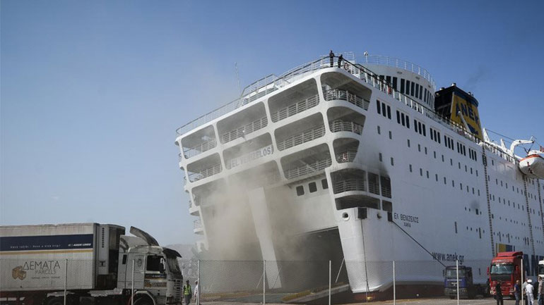 «Καπνίζει» για 4η ημέρα το «Ελ. Βενιζέλος» στον Πειραιά