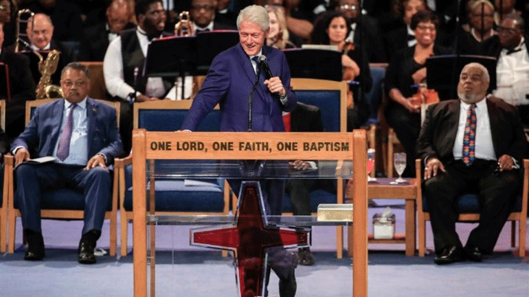 Μπιλ Κλίντον, Αριάνα Γκράντε και Στίβι Γουόντερ στην κηδεία της Αρίθα Φράνκλιν