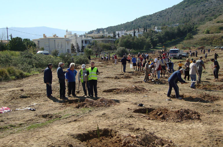 Κάτοικοι του Γαλατσίου φυτεύουν δέντρα σε ότι έχει απομείνει από το άλλοτε καταπράσινο κτήμα Βεϊκου