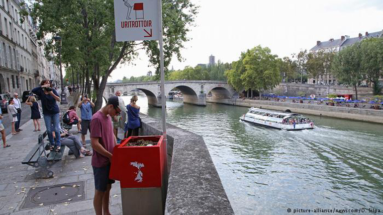 Κατακραυγή για τα… υπαίθρια ουρητήρια στο Παρίσι