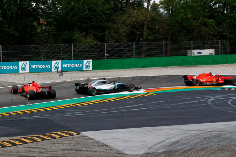 Ο Vettel ακουμπά με τον Hamilton ο οποίος συνεχίζει δεύτερος ενώ ο ίδιος πέφτει στην τελευταία θέση...