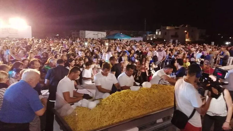 Ρεκόρ Γκίνες στη Νάξο: Τηγάνισαν 625 κιλά πατάτες σε οκτώ ώρες
