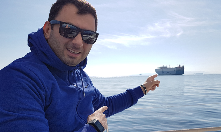 Στο zougla.gr κυνηγάμε εμείς την είδηση (και την διασταυρώνουμε)  όποια και να είναι αυτή αλλά όπου και να βρίσκεται. Δε περιμένουμε να μας έρθει ουρανοκατέβατη ή απλά να πούμε πως κάτι... ακούσαμε για να το γράψαμε και να λέμε ότι κάτι κάναμε (στην φωτογραφία ένα από τα ειδικά διαμορφωμένα πλοία που μεταφέρουν αυτοκίνητα και βρίσκεται έξω από το λιμάνι του Πειραιά)  