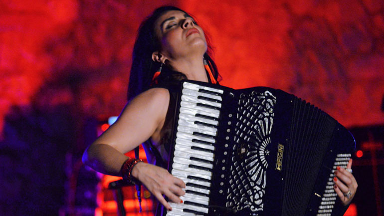 Η Ζωή Τηγανούρια με τη Συμφωνική Ορχήστρα του Δήμου Αθηναίων στο Θέατρο Κολωνού